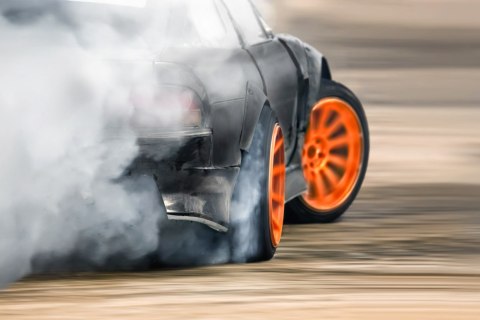 Obraz Wieloczęściowy Driftujący Samochód W Kłębach Dymu Obraz Wieloczęściowy Driftujący Samochód W Kłębach Dymu