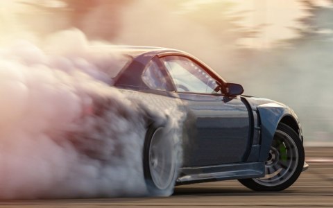 Obraz Wieloczęściowy Samochód Sportowy W Chmurze Dymu Obraz Wieloczęściowy Samochód Sportowy W Chmurze Dymu