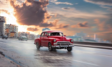 Obraz Wieloczęściowy Zabytkowy Samochód Na Drodze Obraz Wieloczęściowy Zabytkowy Samochód Na Drodze