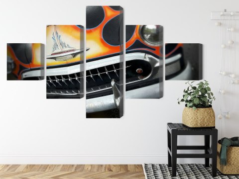 Obraz Wieloczęściowy Zabytkowy Samochód Z Płomieniami Obraz Wieloczęściowy Zabytkowy Samochód Z Płomieniami