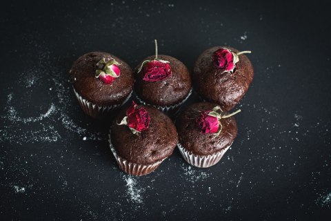 Obraz Wieloczęściowy Babeczki Czekoladowe Z Różami