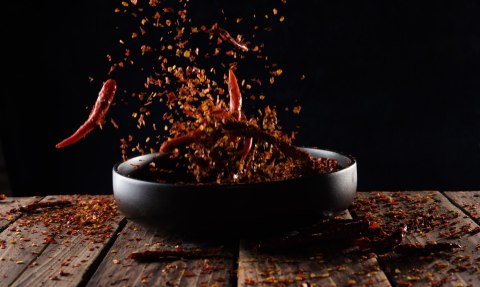 Obraz Wieloczęściowy Pieprz Cayenne W Locie