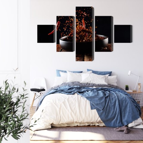 Obraz Wieloczęściowy Pieprz Cayenne W Locie