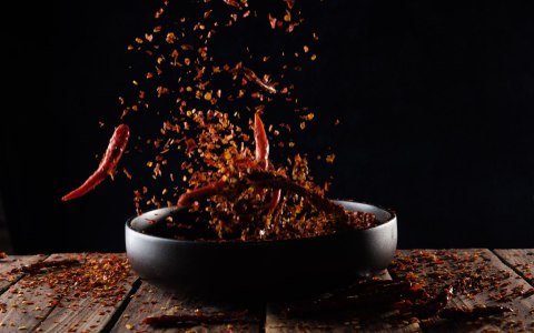 Obraz Wieloczęściowy Pieprz Cayenne W Locie