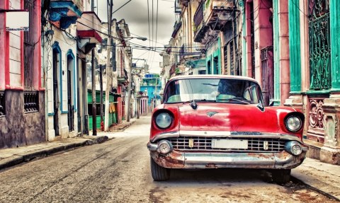 Obraz Wieloczęściowy Czerwony Samochód Chevroleta W Stylu Retro Obraz Wieloczęściowy Czerwony Samochód Chevroleta W Stylu Retro