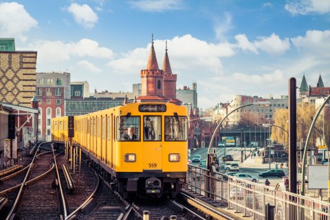 Obraz Wieloczęściowy Żółty Pociąg W Berlinie Na Torach Kolejowych Obraz Wieloczęściowy Żółty Pociąg W Berlinie Na Torach Kolejowych