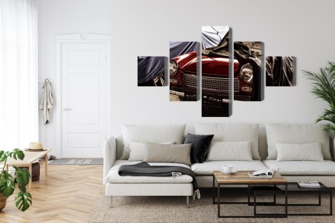 Obraz Wieloczęściowy Włoski Retro Samochód Pokryty Ściereczką Obraz Wieloczęściowy Włoski Retro Samochód Pokryty Ściereczką