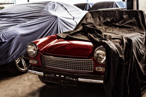 Obraz Wieloczęściowy Włoski Retro Samochód Pokryty Ściereczką Obraz Wieloczęściowy Włoski Retro Samochód Pokryty Ściereczką