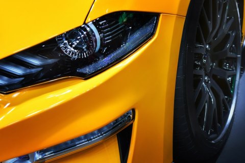 Obraz Wieloczęściowy Przód Żółtego Samochodu Sportowego Obraz Wieloczęściowy Przód Żółtego Samochodu Sportowego