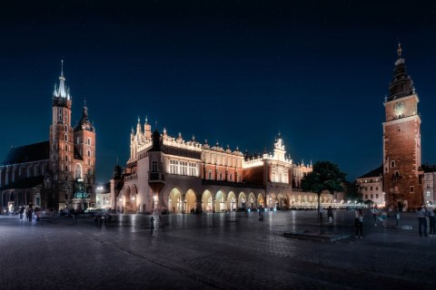 Obraz Wieloczęściowy Krakowskie Sukiennice I Wieża Mariacka Nocą Obraz Wieloczęściowy Krakowskie Sukiennice I Wieża Mariacka Nocą