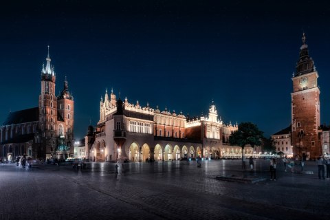 Obraz Wieloczęściowy Krakowskie Sukiennice I Wieża Mariacka Nocą Obraz Wieloczęściowy Krakowskie Sukiennice I Wieża Mariacka Nocą