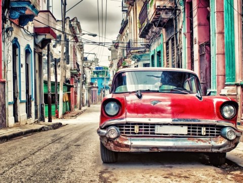 Obraz Wieloczęściowy Czerwony Samochód Chevroleta W Stylu Retro Obraz Wieloczęściowy Czerwony Samochód Chevroleta W Stylu Retro