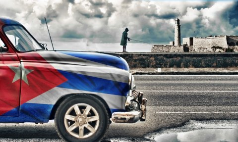 Obraz Wieloczęściowy Samochód Z Kubańską Flagą Na Ulicach Hawany Obraz Wieloczęściowy Samochód Z Kubańską Flagą Na Ulicach Hawany