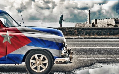 Obraz Wieloczęściowy Samochód Z Kubańską Flagą Na Ulicach Hawany Obraz Wieloczęściowy Samochód Z Kubańską Flagą Na Ulicach Hawany