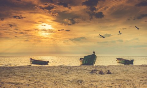 Obraz Wieloczęściowy Łodzie Na Plaży O Zachodzie Słońca Obraz Wieloczęściowy Łodzie Na Plaży O Zachodzie Słońca