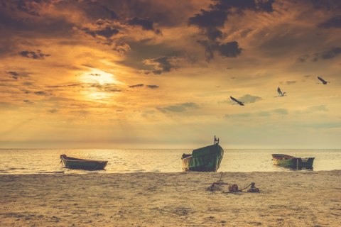 Obraz Wieloczęściowy Łodzie Na Plaży O Zachodzie Słońca Obraz Wieloczęściowy Łodzie Na Plaży O Zachodzie Słońca