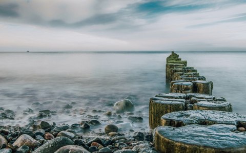 Obraz Wieloczęściowy Skalista Plaża I Drewniane Falochrony 3D Obraz Wieloczęściowy Skalista Plaża I Drewniane Falochrony 3D