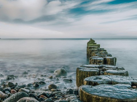 Obraz Wieloczęściowy Skalista Plaża I Drewniane Falochrony 3D Obraz Wieloczęściowy Skalista Plaża I Drewniane Falochrony 3D