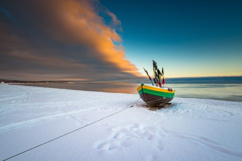 Obraz Wieloczęściowy Kuter Rybacki Na Zaśnieżonej Plaży W Sopocie Obraz Wieloczęściowy Kuter Rybacki Na Zaśnieżonej Plaży W Sopocie