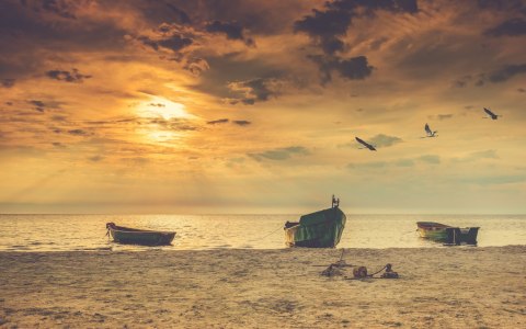 Obraz Wieloczęściowy Łodzie Na Plaży O Zachodzie Słońca Obraz Wieloczęściowy Łodzie Na Plaży O Zachodzie Słońca