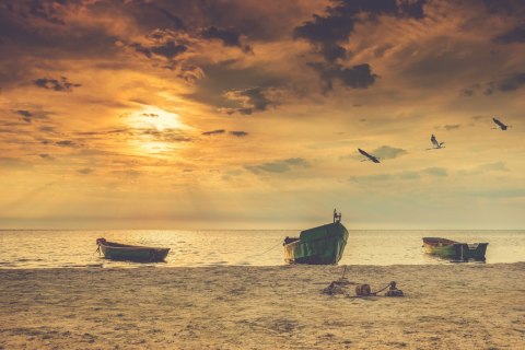 Obraz Wieloczęściowy Łodzie Na Plaży O Zachodzie Słońca Obraz Wieloczęściowy Łodzie Na Plaży O Zachodzie Słońca