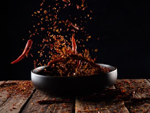 Obraz Wieloczęściowy Pieprz Cayenne W Locie Obraz Wieloczęściowy Pieprz Cayenne W Locie