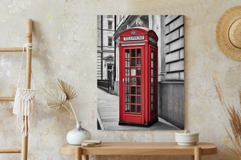 Plakat Czerwona Budka Telefoniczna Na Czarno Białej Ulicy