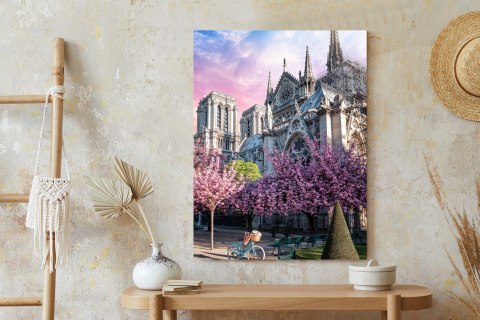 Plakat Katedra Notre Dame De Paris O Wschodzie Słońca I Kwitnące Wiśnie