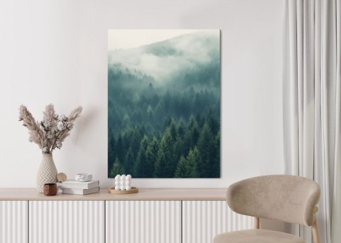 Plakat Gęsta Mgła Unosząca Się Nad Zielonym Lasem