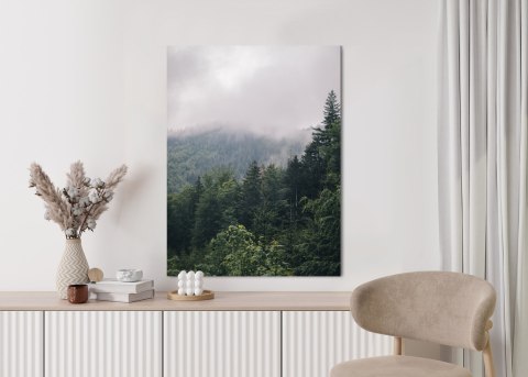 Plakat Poranek W Górach Z Mgłą Nad Zielonym Lasem