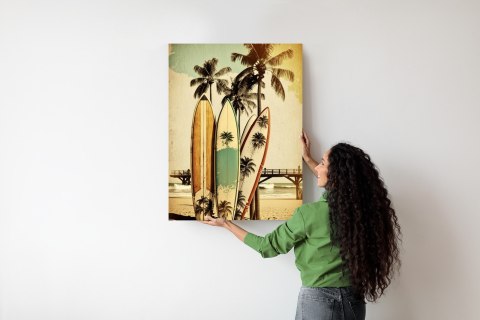 Plakat Deski Surfingowe Na Plaży Oparte O Palmy