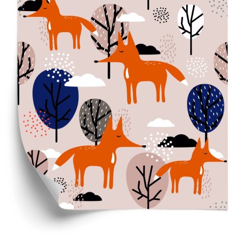 Tapeta Lisy Z Drzewami I Chmurami