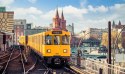 Obraz Wieloczęściowy Żółty Pociąg W Berlinie Na Torach Kolejowych