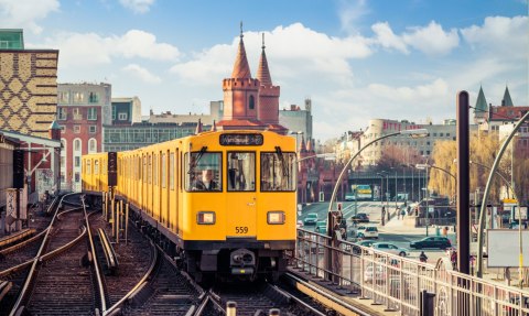 Obraz Wieloczęściowy Żółty Pociąg W Berlinie Na Torach Kolejowych