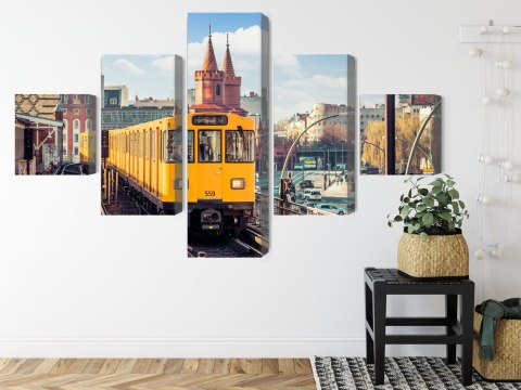 Obraz Wieloczęściowy Żółty Pociąg W Berlinie Na Torach Kolejowych
