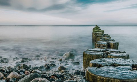 Obraz Wieloczęściowy Skalista Plaża I Drewniane Falochrony 3D