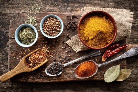 Obraz Wieloczęściowy Deska Z Różnymi Przyprawami