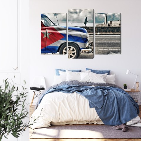 Obraz Wieloczęściowy Samochód Z Kubańską Flagą Na Ulicach Hawany