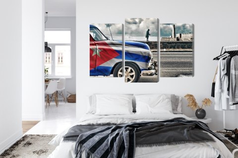 Obraz Wieloczęściowy Samochód Z Kubańską Flagą Na Ulicach Hawany