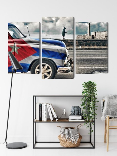 Obraz Wieloczęściowy Samochód Z Kubańską Flagą Na Ulicach Hawany