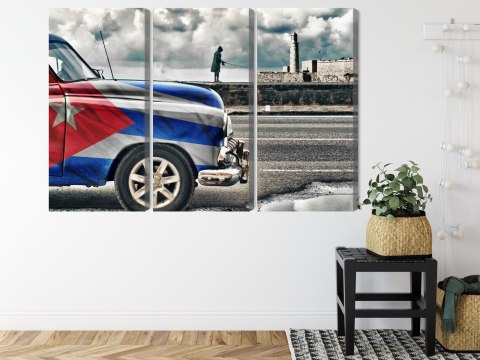 Obraz Wieloczęściowy Samochód Z Kubańską Flagą Na Ulicach Hawany