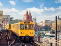 Obraz Wieloczęściowy Żółty Pociąg W Berlinie Na Torach Kolejowych
