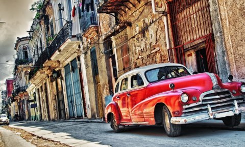 Obraz Wieloczęściowy Stary Amerykański Samochód I Budynki Hawany