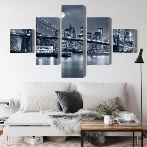 Obraz Wieloczęściowy Nocna Panorama Nowego Jorku Z Księżycem Na Niebie