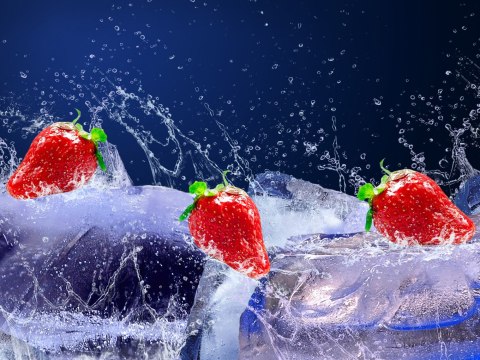Obraz Wieloczęściowy Truskawki Na Lodzie