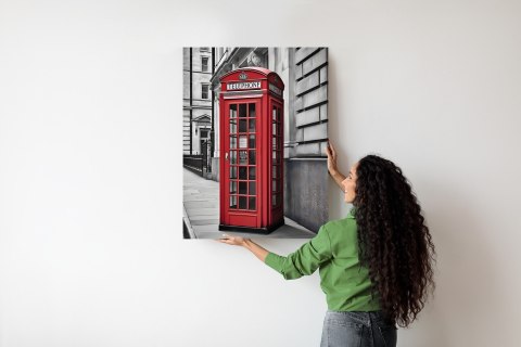 Plakat Czerwona Budka Telefoniczna Na Czarno Białej Ulicy