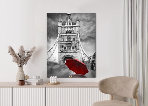 Plakat Czerwony Parasol Na Czarno Białym Tle Z Tower Bridge