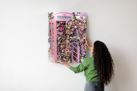 Plakat Kolorowe Kwiaty W Różowej Budce Telefonicznej