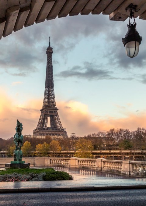 Plakat Widok Na Wieżę Eiffla Z Mostu Bir Hakeim