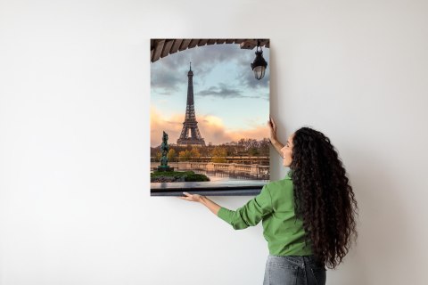 Plakat Widok Na Wieżę Eiffla Z Mostu Bir Hakeim